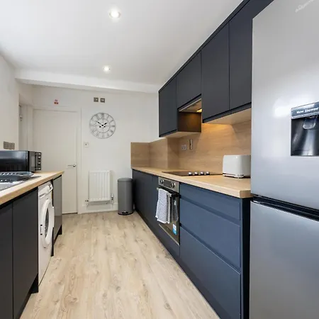 Sleek Retreat Modern Home With Games Room And Home Cinema Lounge-Sleeps 8 Bolton Exterior photo