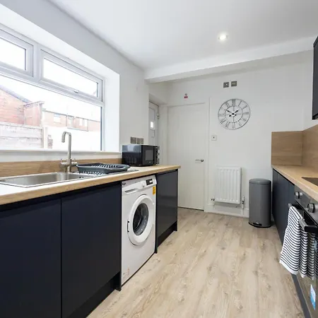 Sleek Retreat Modern Home With Games Room And Home Cinema Lounge-Sleeps 8 Bolton Exterior photo