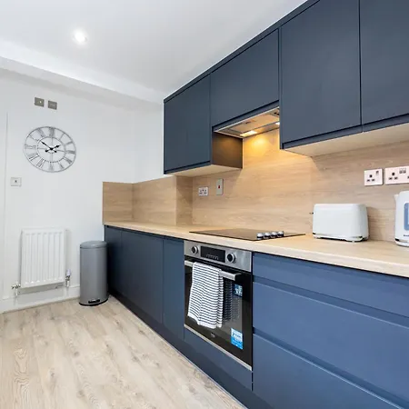 Sleek Retreat Modern Home With Games Room And Home Cinema Lounge-Sleeps 8 Bolton Exterior photo