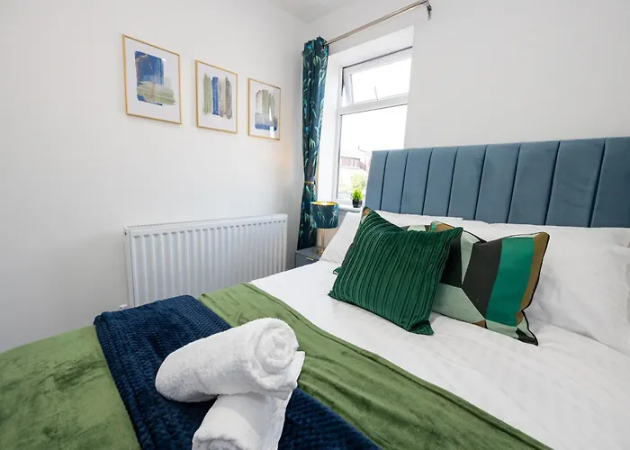 Sleek Retreat Modern Home With Games Room And Home Cinema Lounge-Sleeps 8