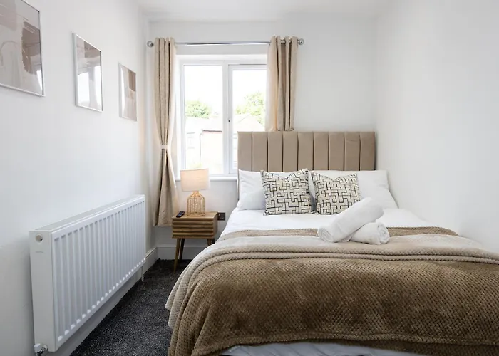 Sleek Retreat Modern Home With Games Room And Home Cinema Lounge-Sleeps 8