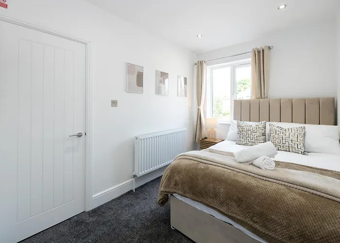 Sleek Retreat Modern Home With Games Room And Home Cinema Lounge-Sleeps 8