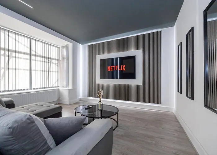 Sleek Retreat Modern Home With Games Room And Home Cinema Lounge-Sleeps 8