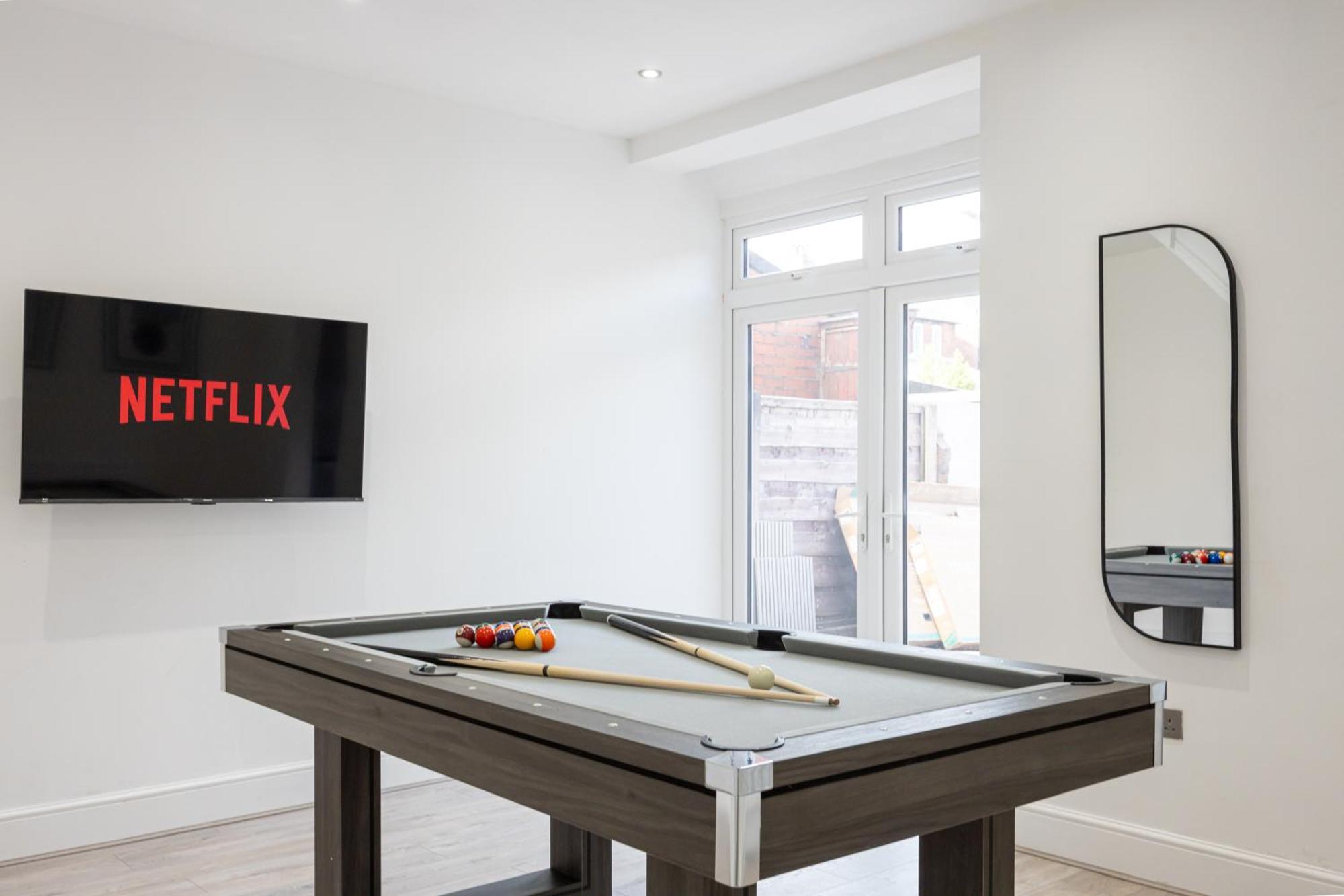 Holiday home Sleek Retreat Modern With Games And Cinema Lounge-sleeps 8 Bolton