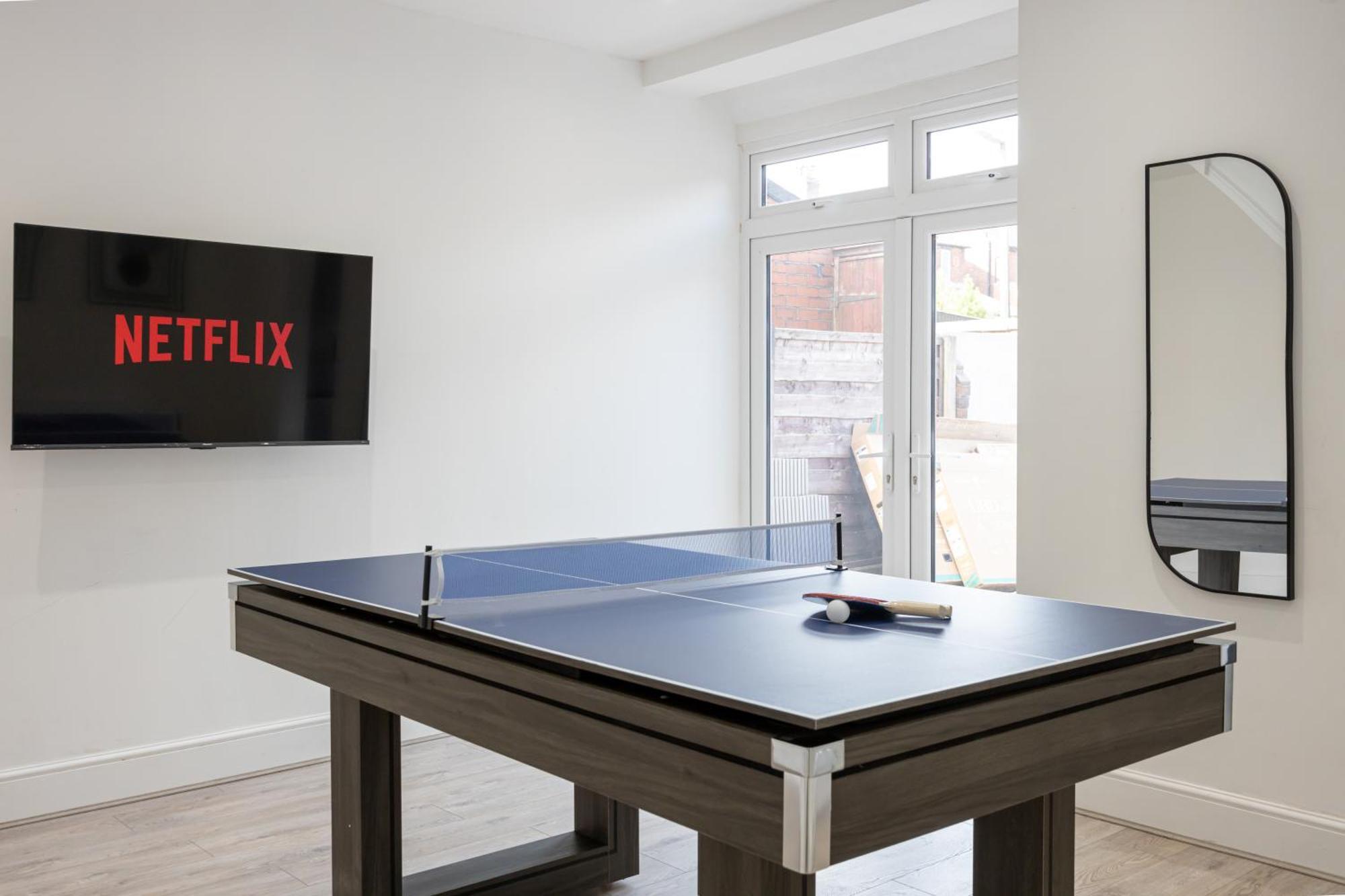 Sleek Retreat Modern With Games And Cinema Lounge-sleeps 8 Holiday home