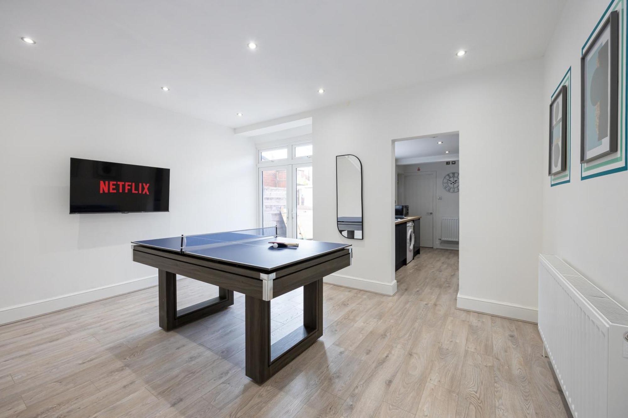 Sleek Retreat Modern With Games And Cinema Lounge-sleeps 8 * Bolton