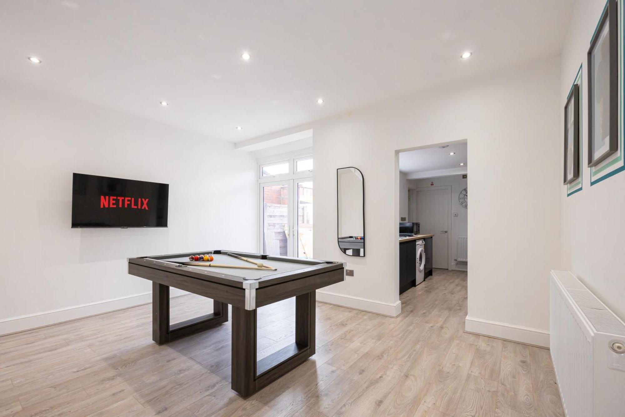 Holiday home Sleek Retreat Modern With Games And Cinema Lounge-sleeps 8