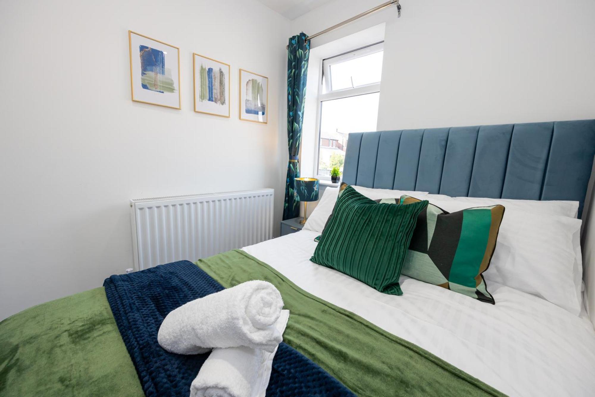 Sleek Retreat Modern With Games And Cinema Lounge-sleeps 8 Holiday home