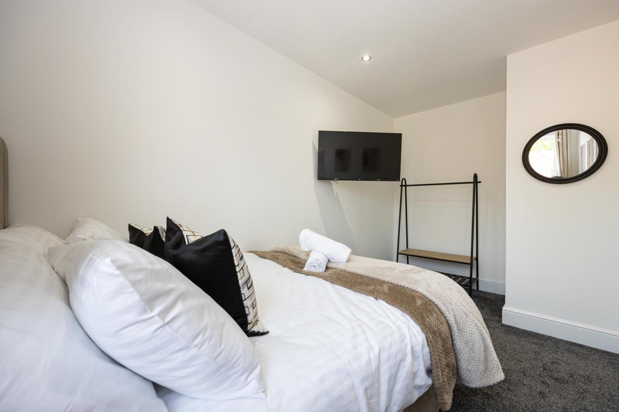 Sleek Retreat Modern With Games And Cinema Lounge-sleeps 8 Holiday home