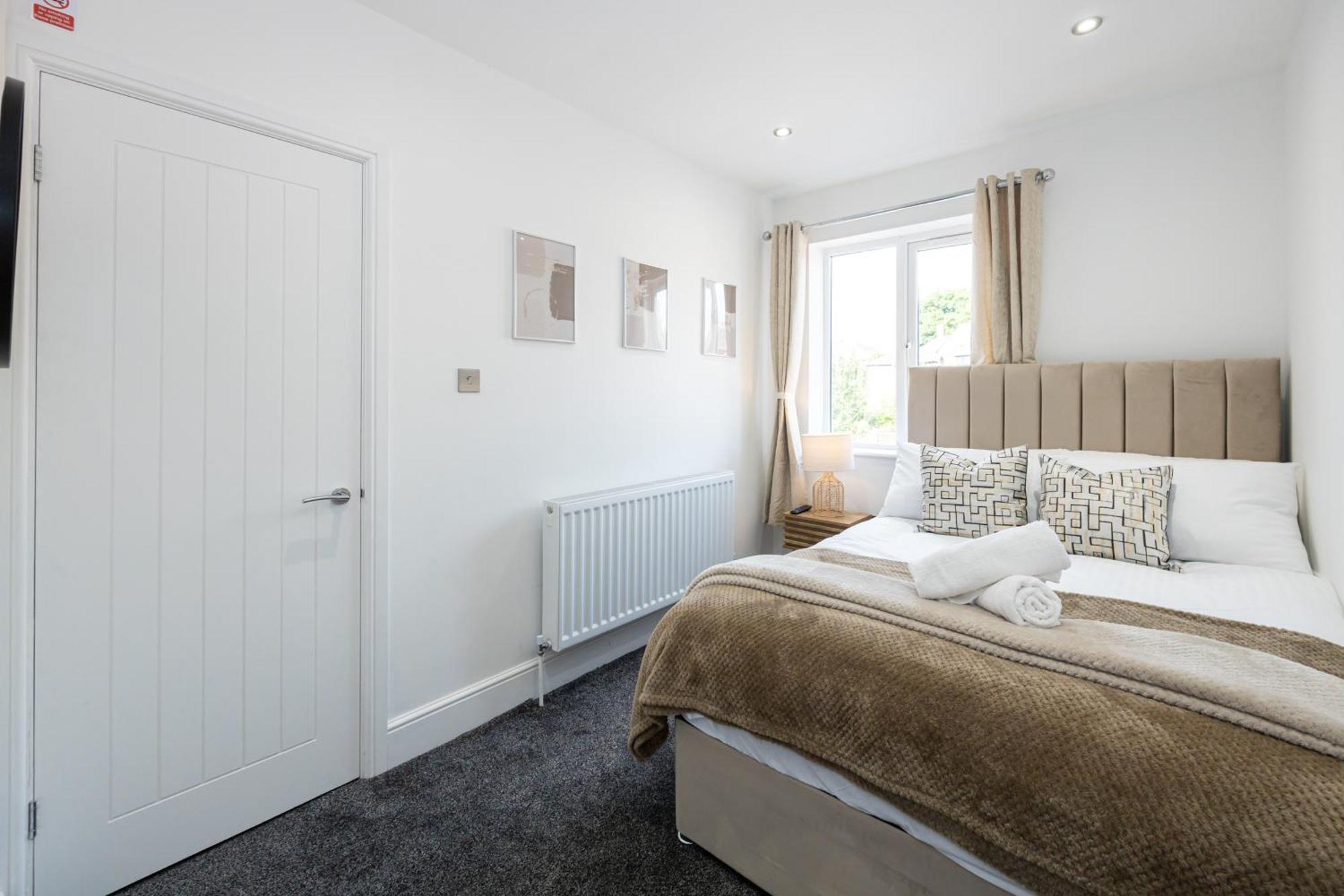 Sleek Retreat Modern With Games And Cinema Lounge-sleeps 8 Holiday home Bolton