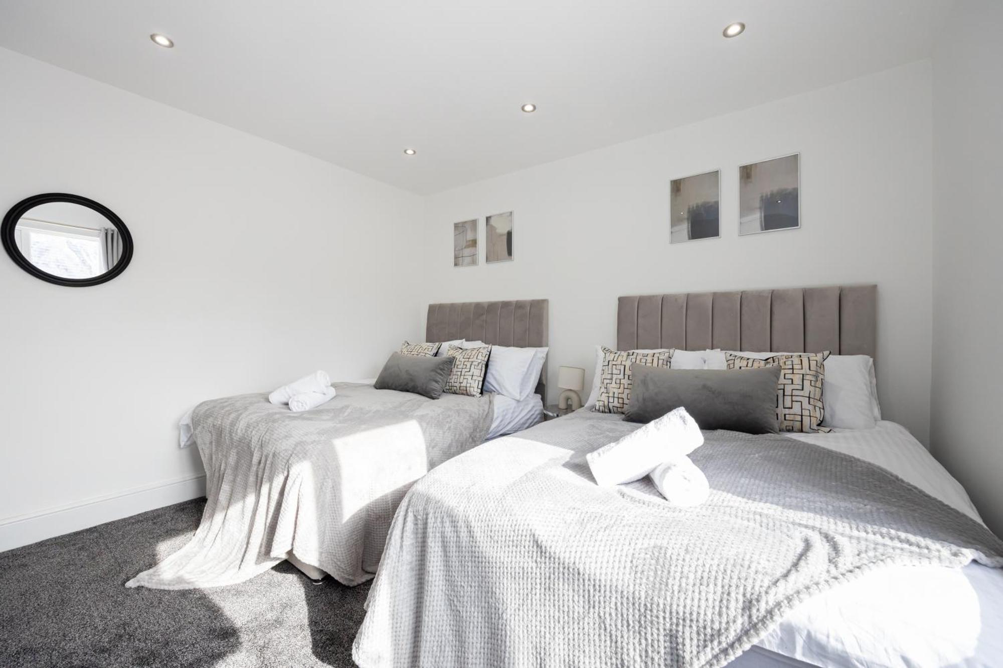Holiday home Sleek Retreat Modern With Games And Cinema Lounge-sleeps 8
