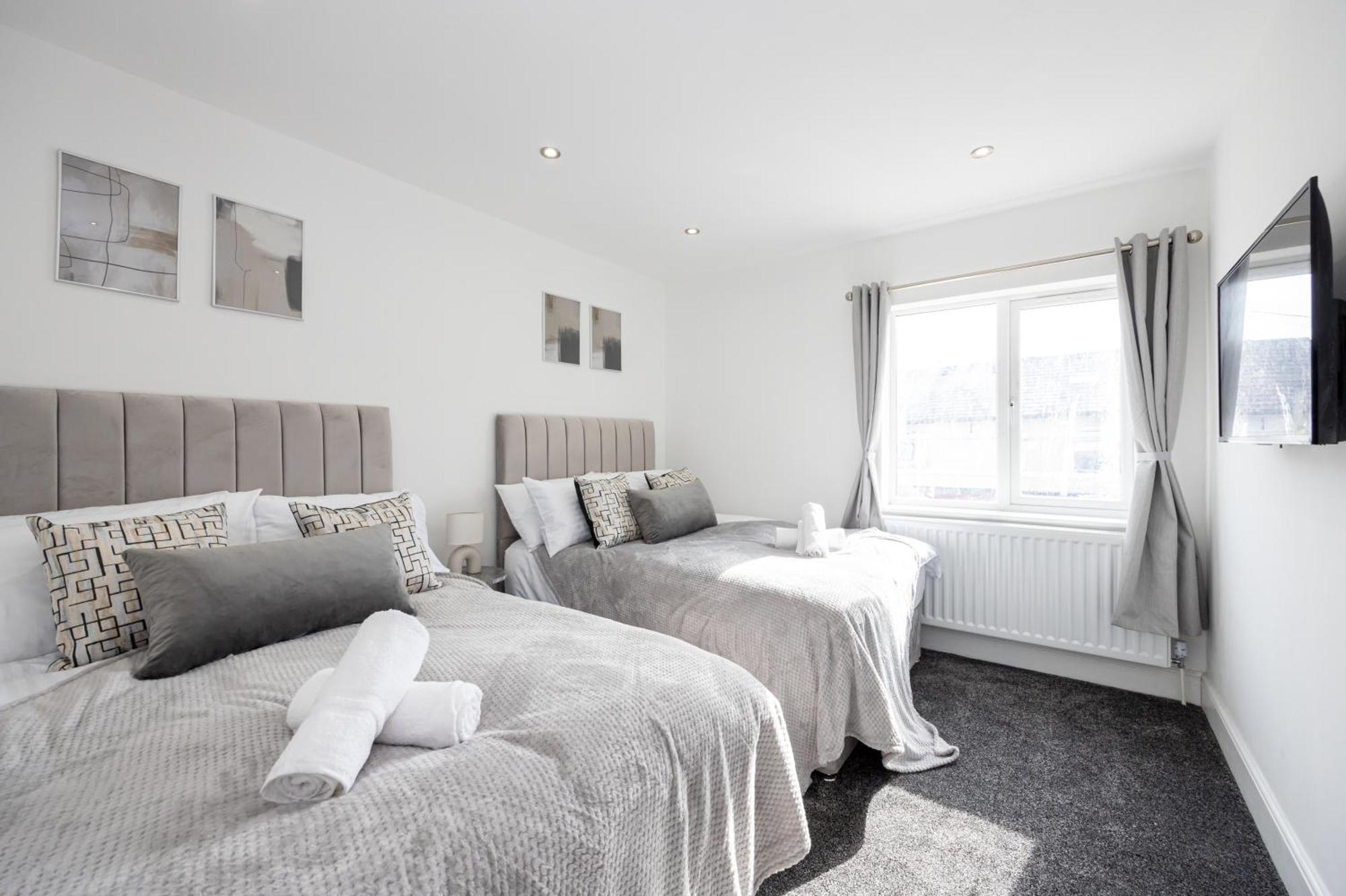 Holiday home Sleek Retreat Modern With Games And Cinema Lounge-sleeps 8 Bolton