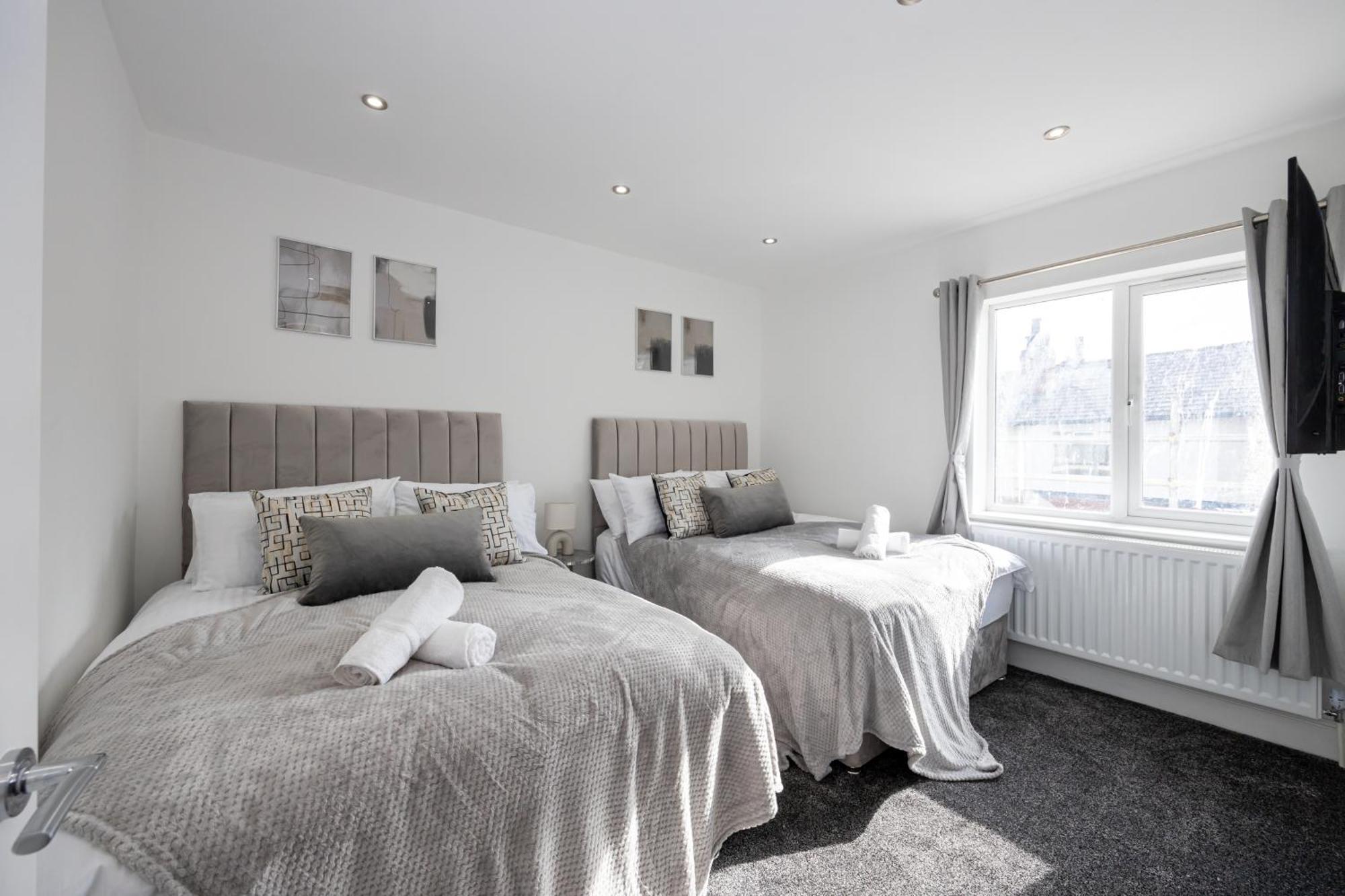 Holiday home Sleek Retreat Modern With Games And Cinema Lounge-sleeps 8