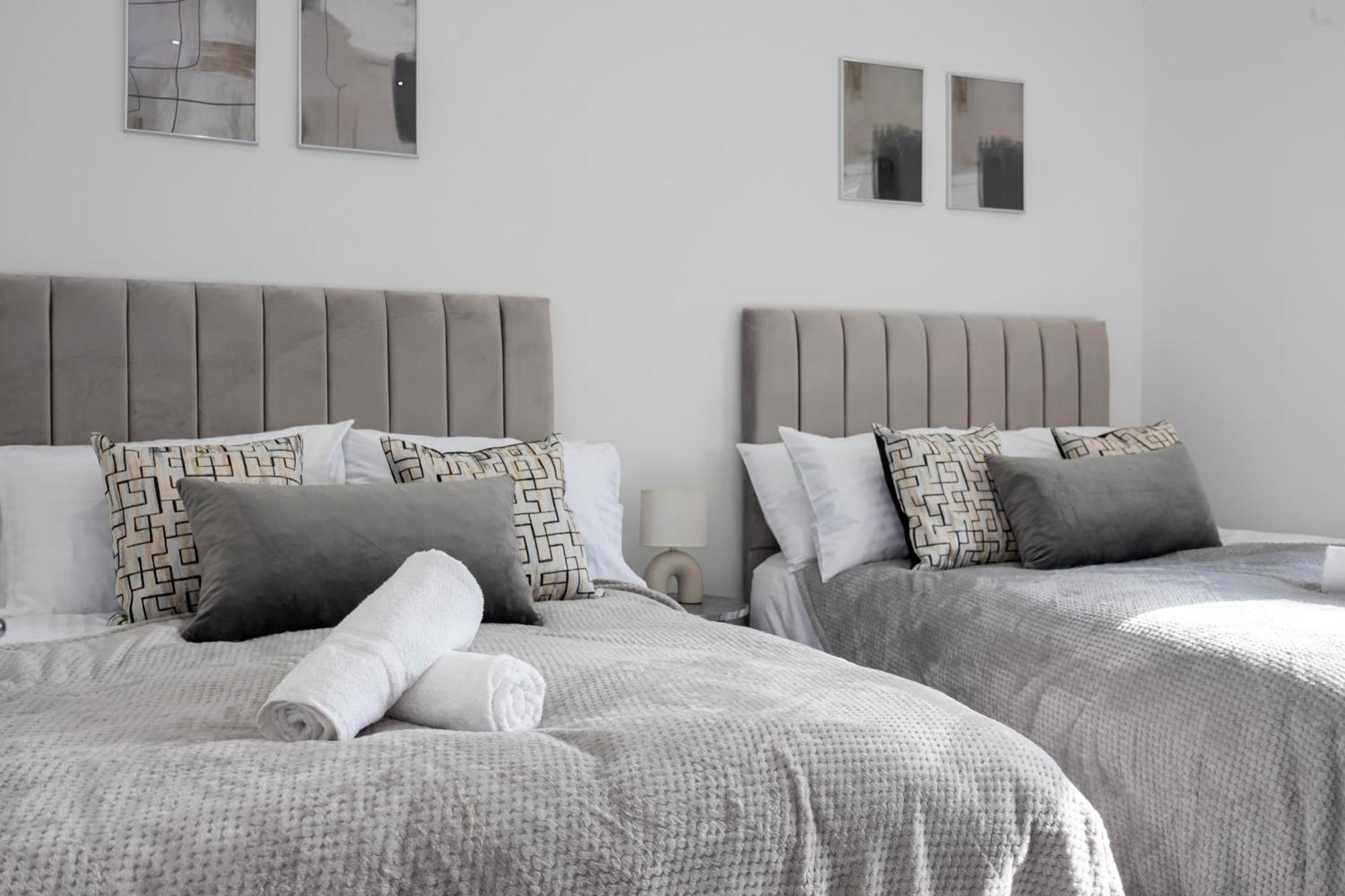 Holiday home Sleek Retreat Modern With Games And Cinema Lounge-sleeps 8