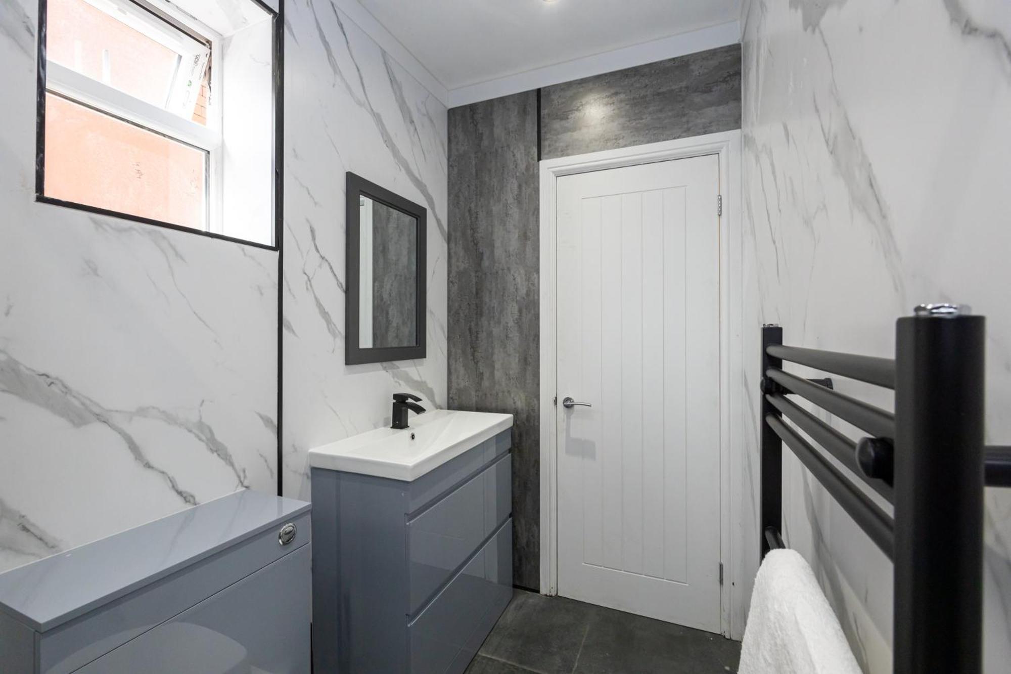 Holiday home Sleek Retreat Modern With Games And Cinema Lounge-sleeps 8 *