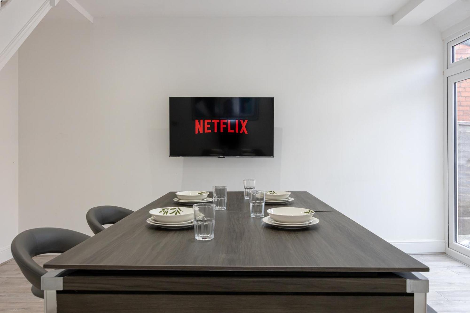 Sleek Retreat Modern With Games And Cinema Lounge-sleeps 8 Holiday home