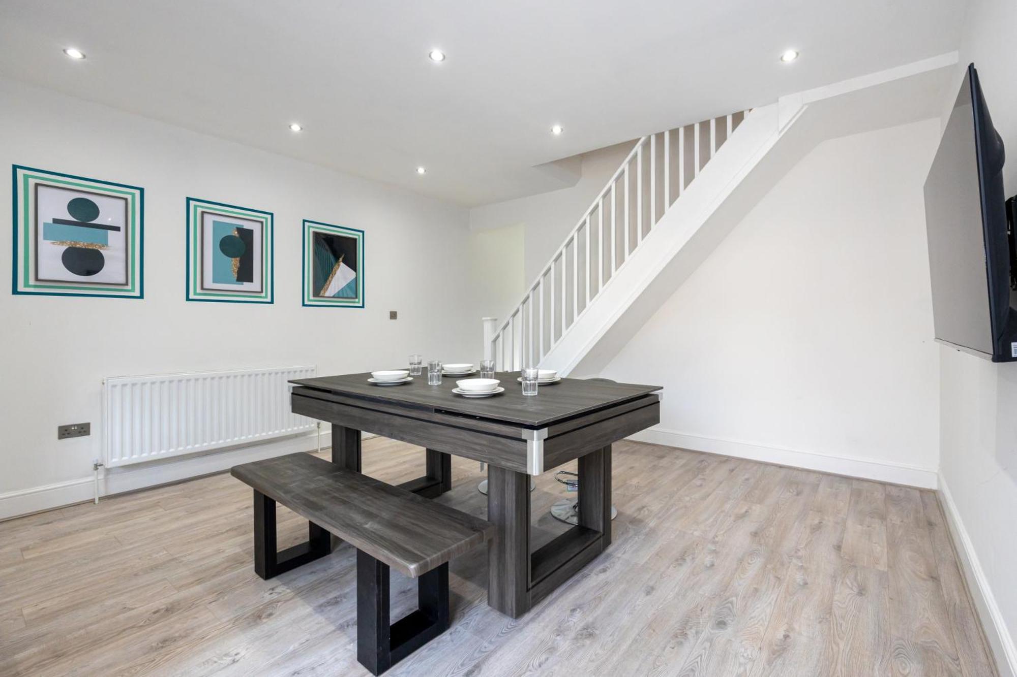 Sleek Retreat Modern With Games And Cinema Lounge-sleeps 8 Holiday home