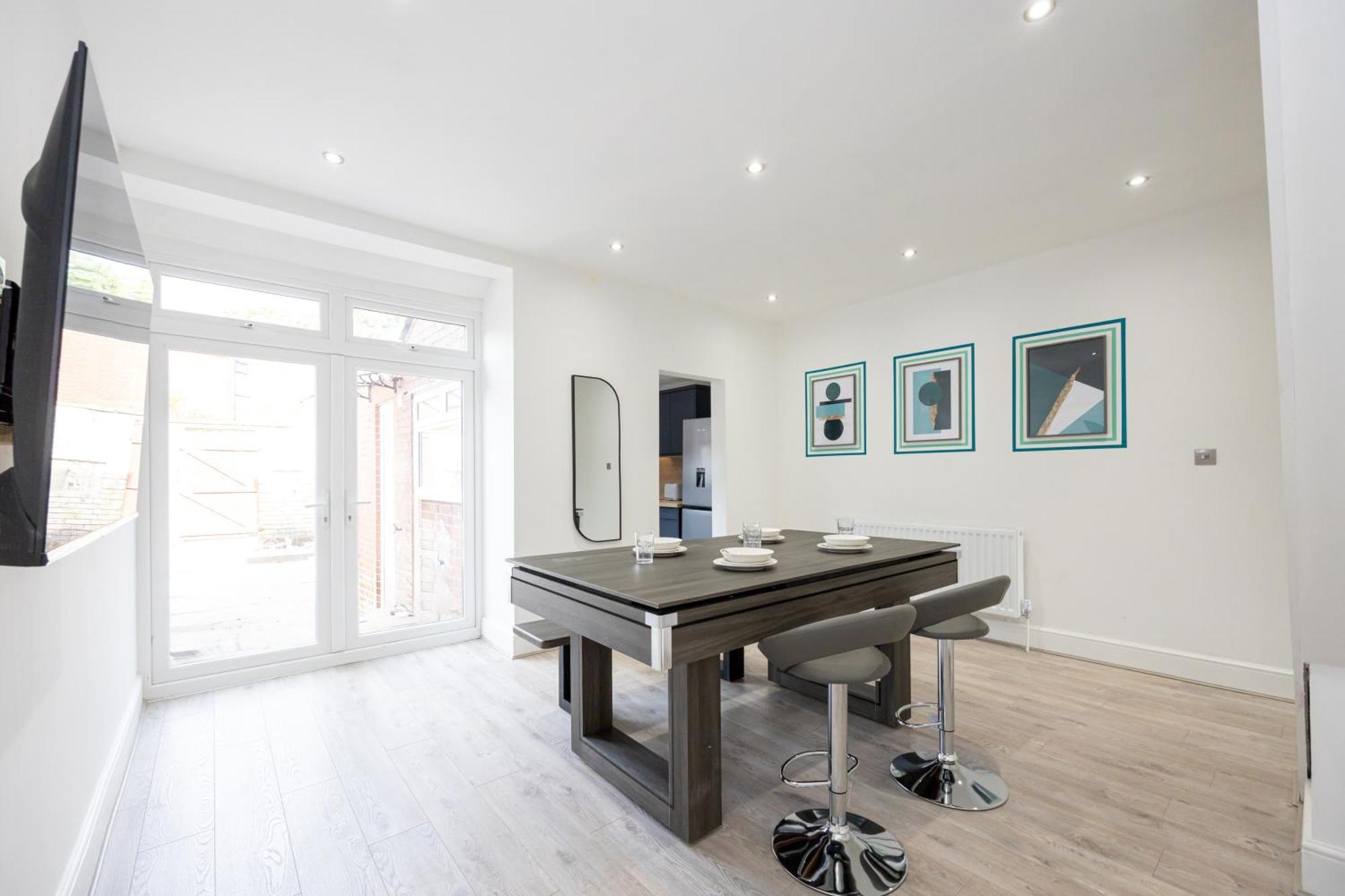 Sleek Retreat Modern With Games And Cinema Lounge-sleeps 8 Holiday home Bolton