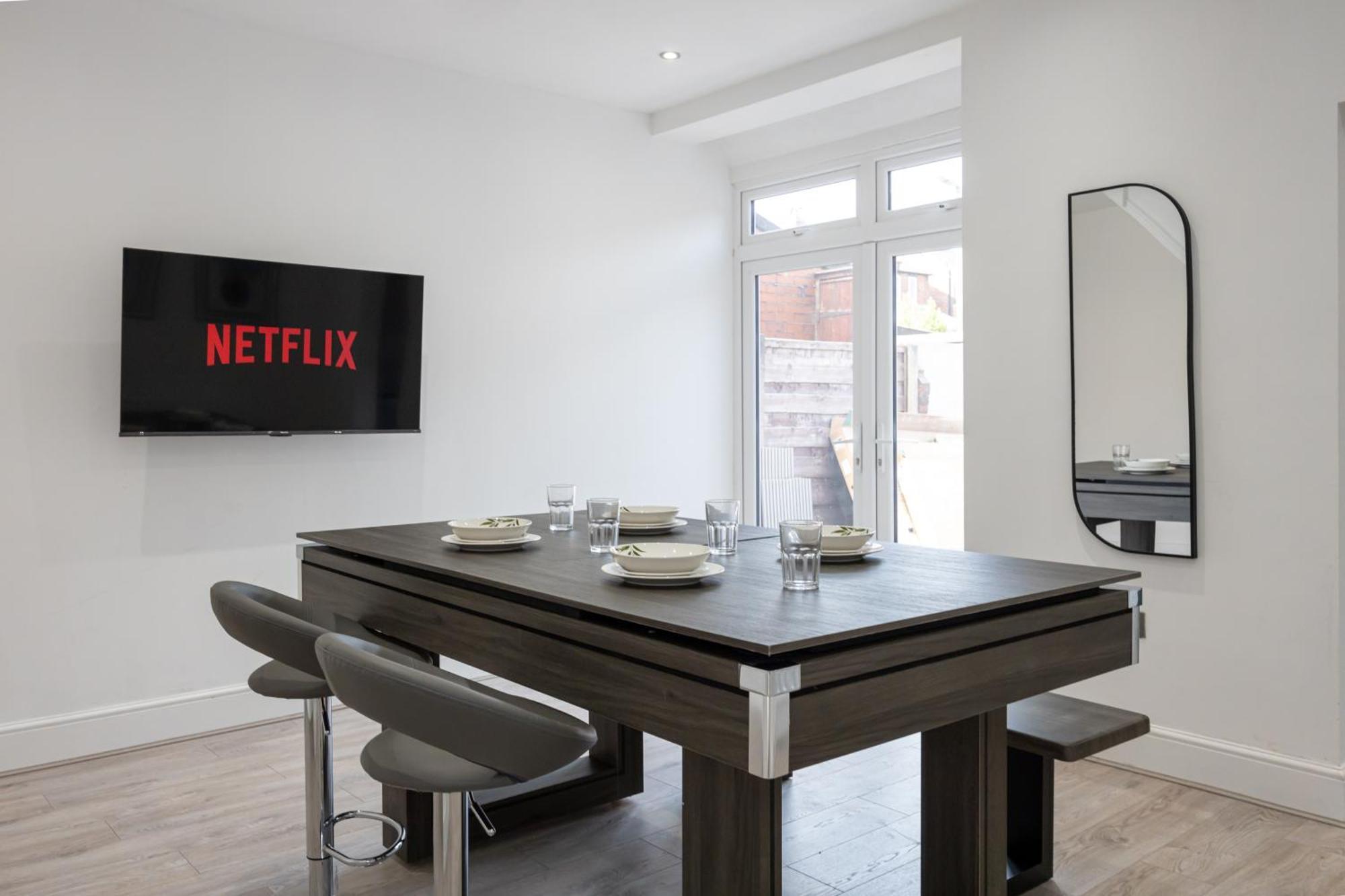 Holiday home Sleek Retreat Modern With Games And Cinema Lounge-sleeps 8 *