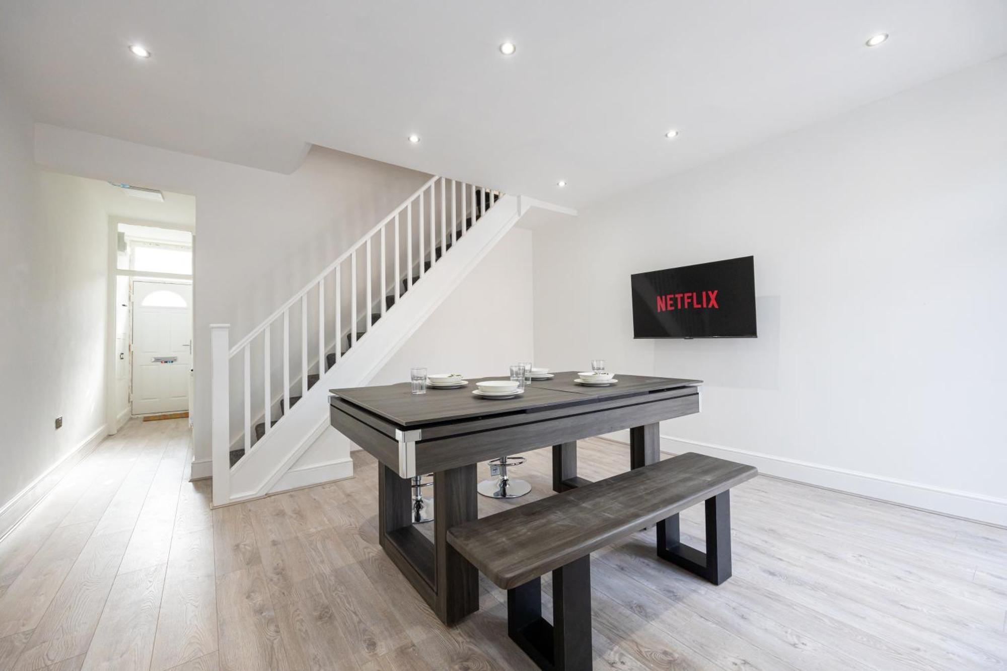 Sleek Retreat Modern With Games And Cinema Lounge-sleeps 8 Holiday home Bolton