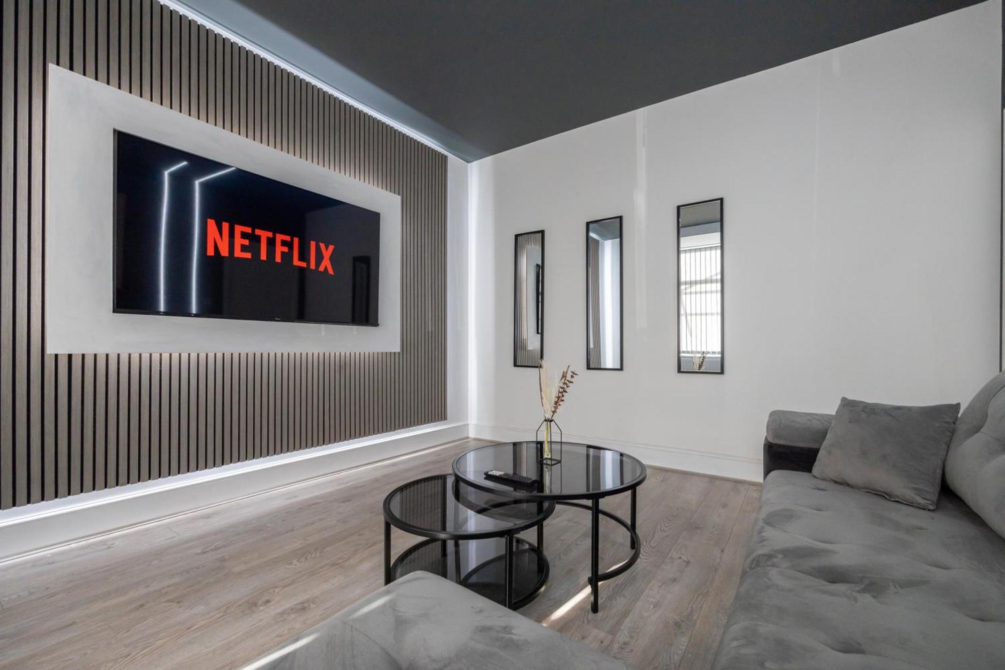 Holiday home Sleek Retreat Modern With Games And Cinema Lounge-sleeps 8