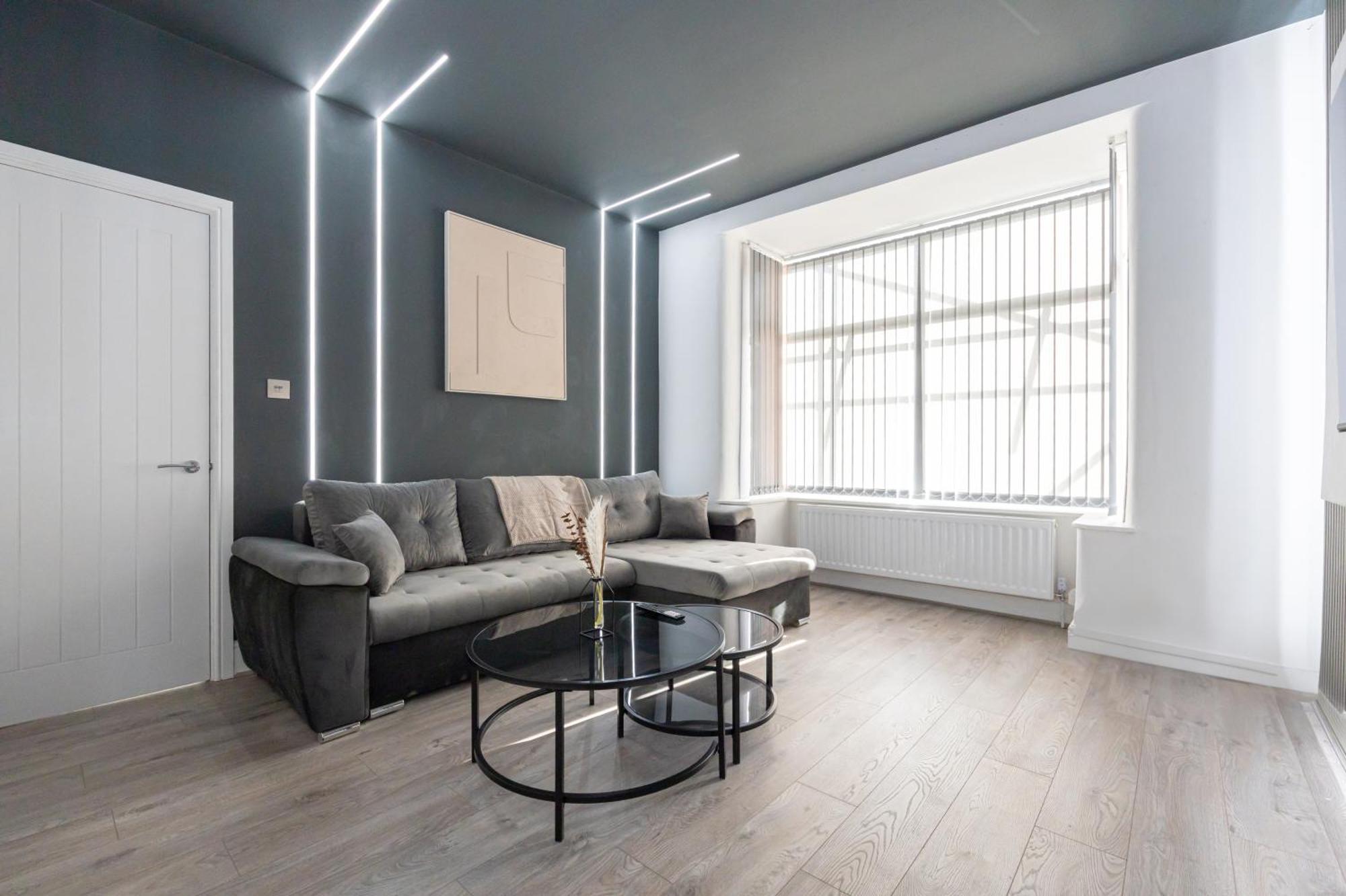 Holiday home Sleek Retreat Modern With Games And Cinema Lounge-sleeps 8 *