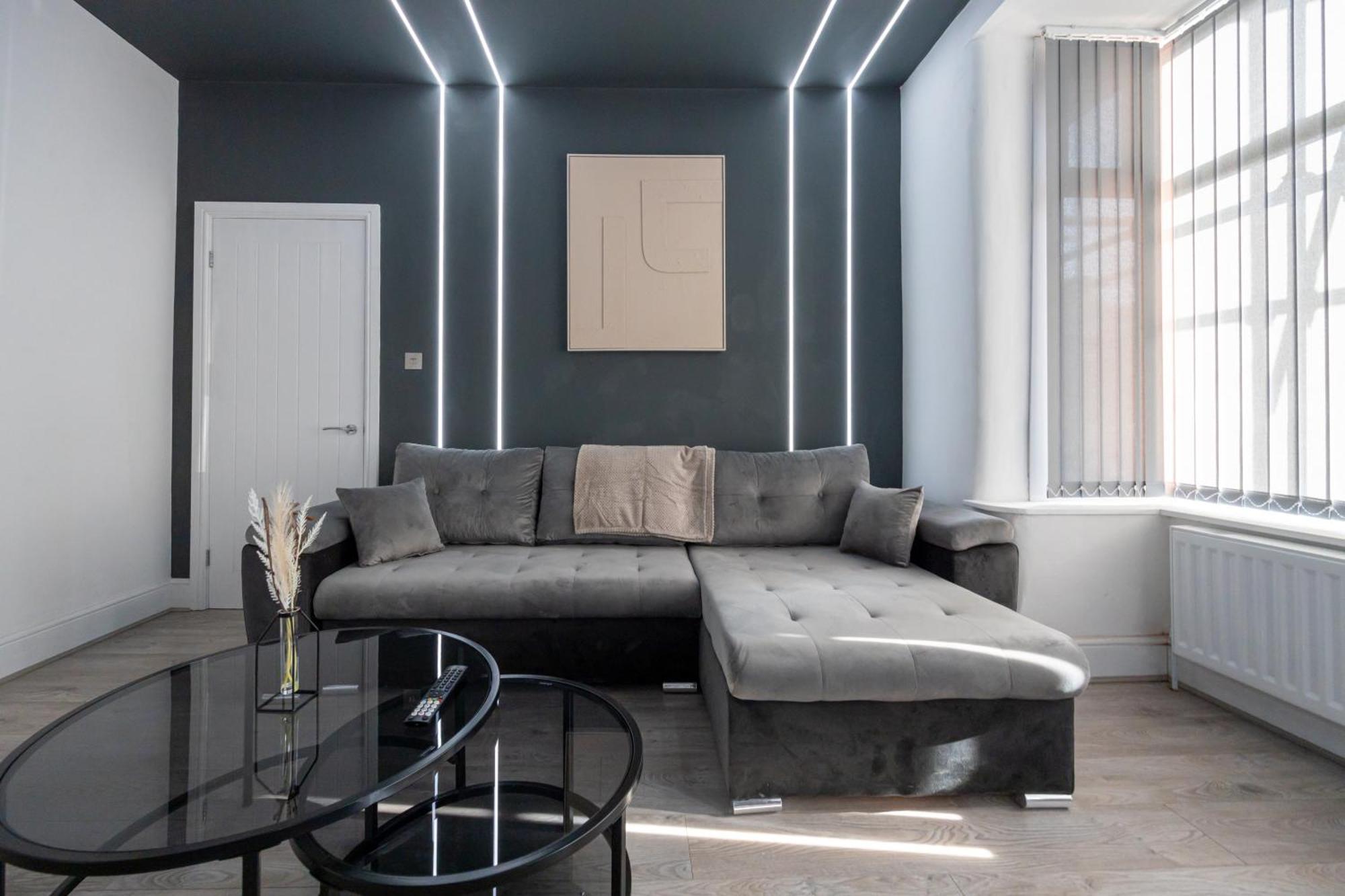 Holiday home Sleek Retreat Modern With Games And Cinema Lounge-sleeps 8 Bolton
