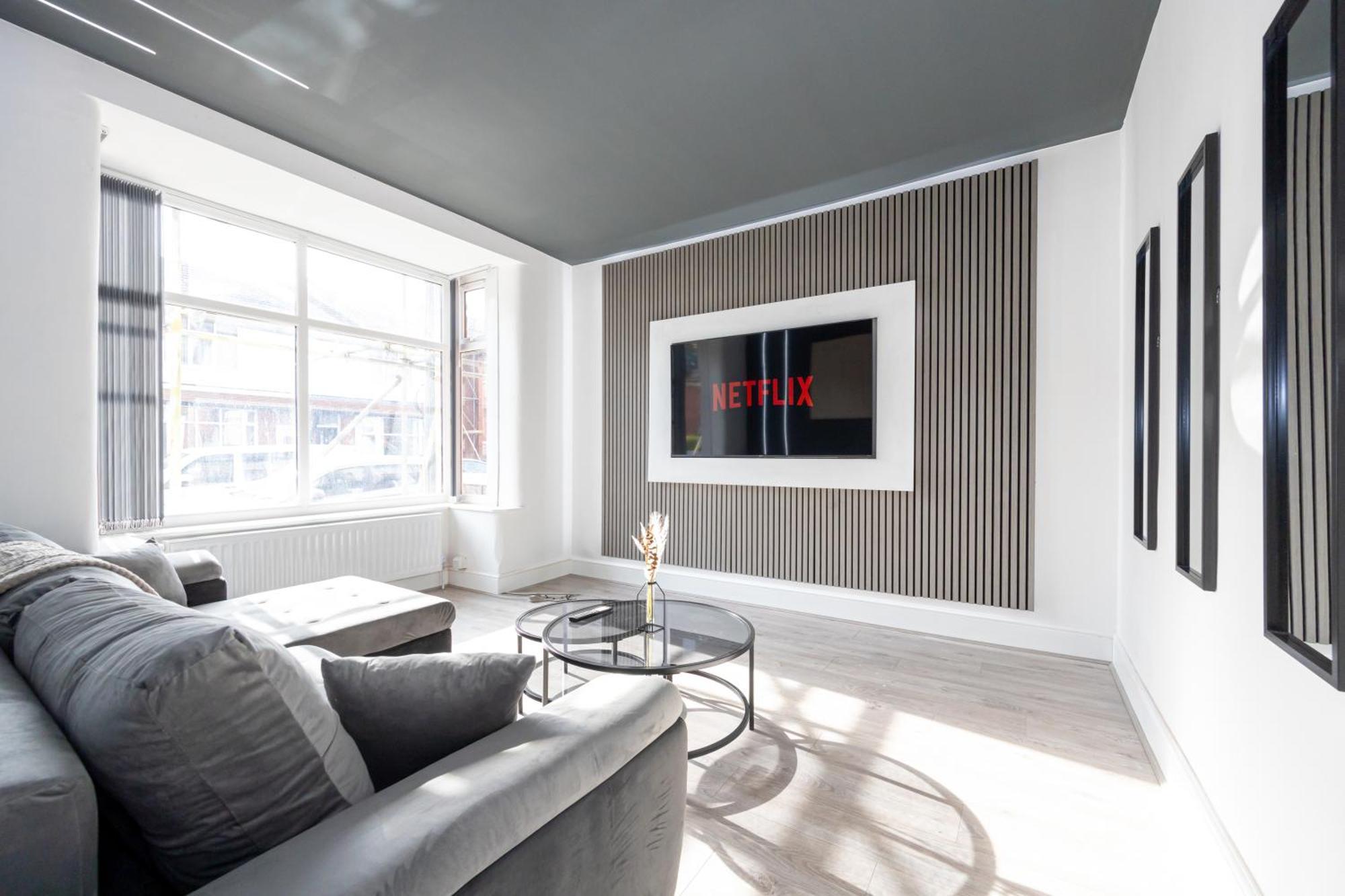 Holiday home Sleek Retreat Modern With Games And Cinema Lounge-sleeps 8