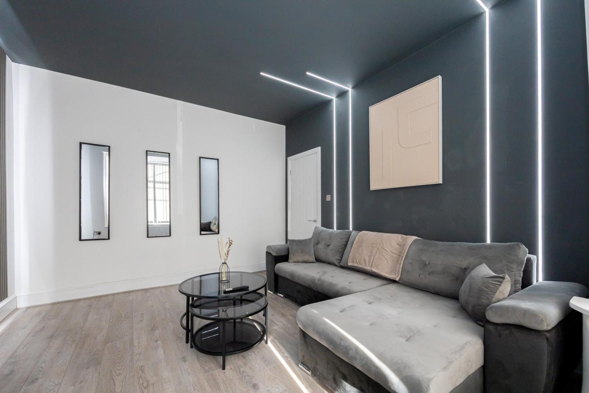Holiday home Sleek Retreat Modern With Games And Cinema Lounge-sleeps 8 *