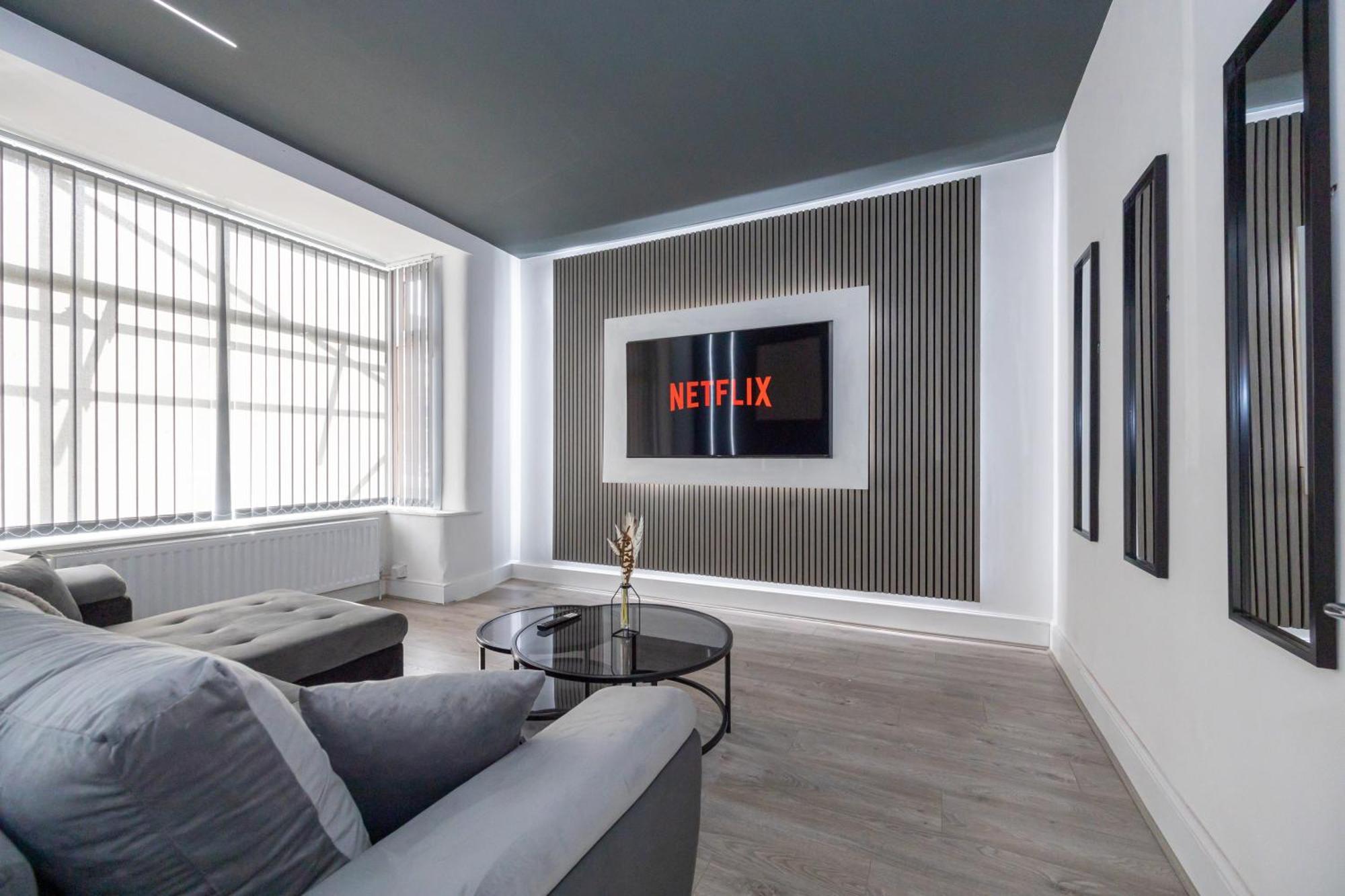 Holiday home Sleek Retreat Modern With Games And Cinema Lounge-sleeps 8 Bolton
