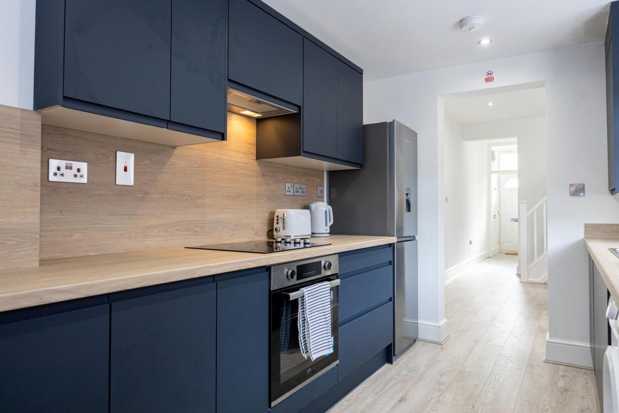 Holiday home Sleek Retreat Modern With Games And Cinema Lounge-sleeps 8