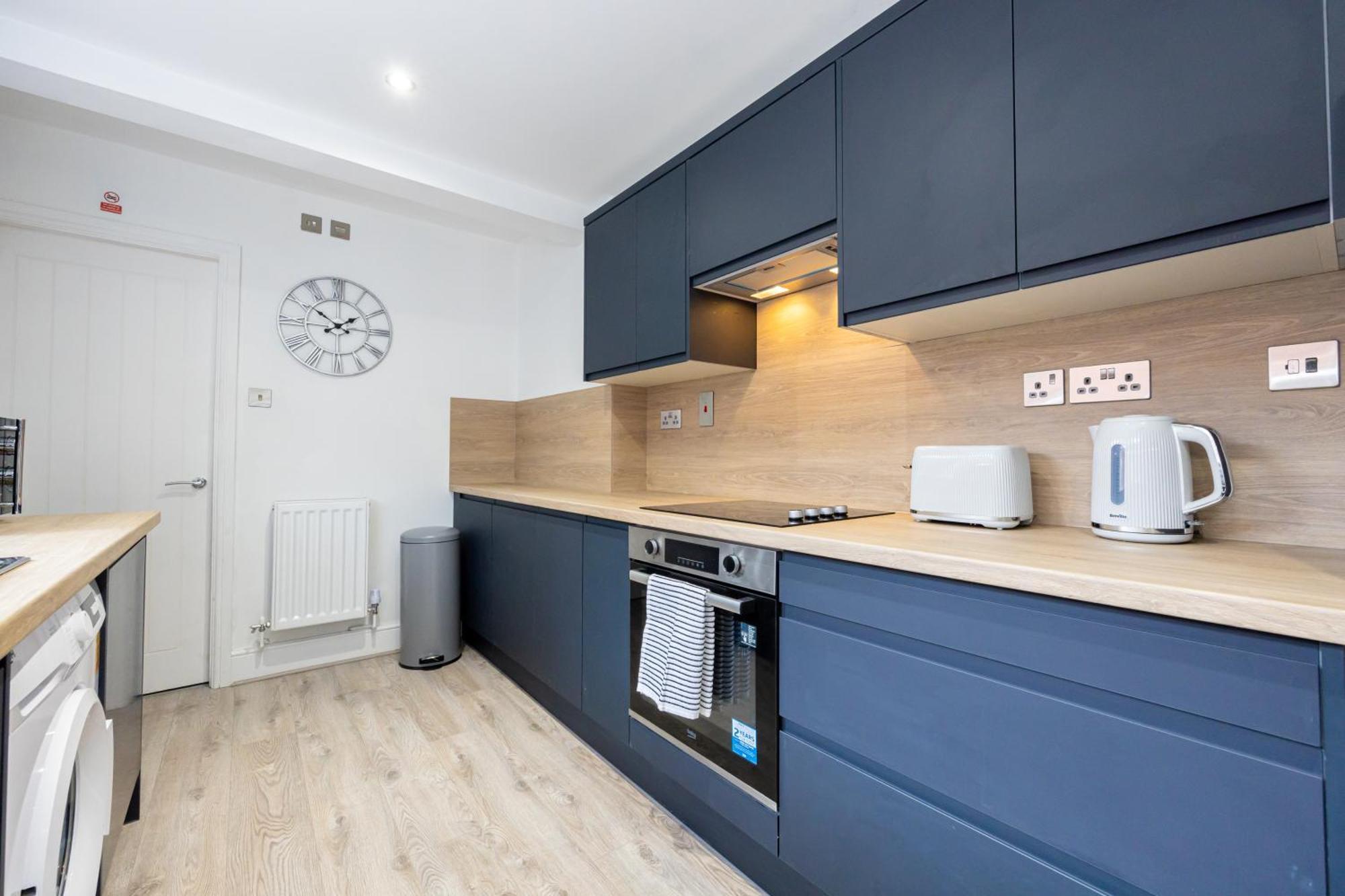 Holiday home Sleek Retreat Modern With Games And Cinema Lounge-sleeps 8