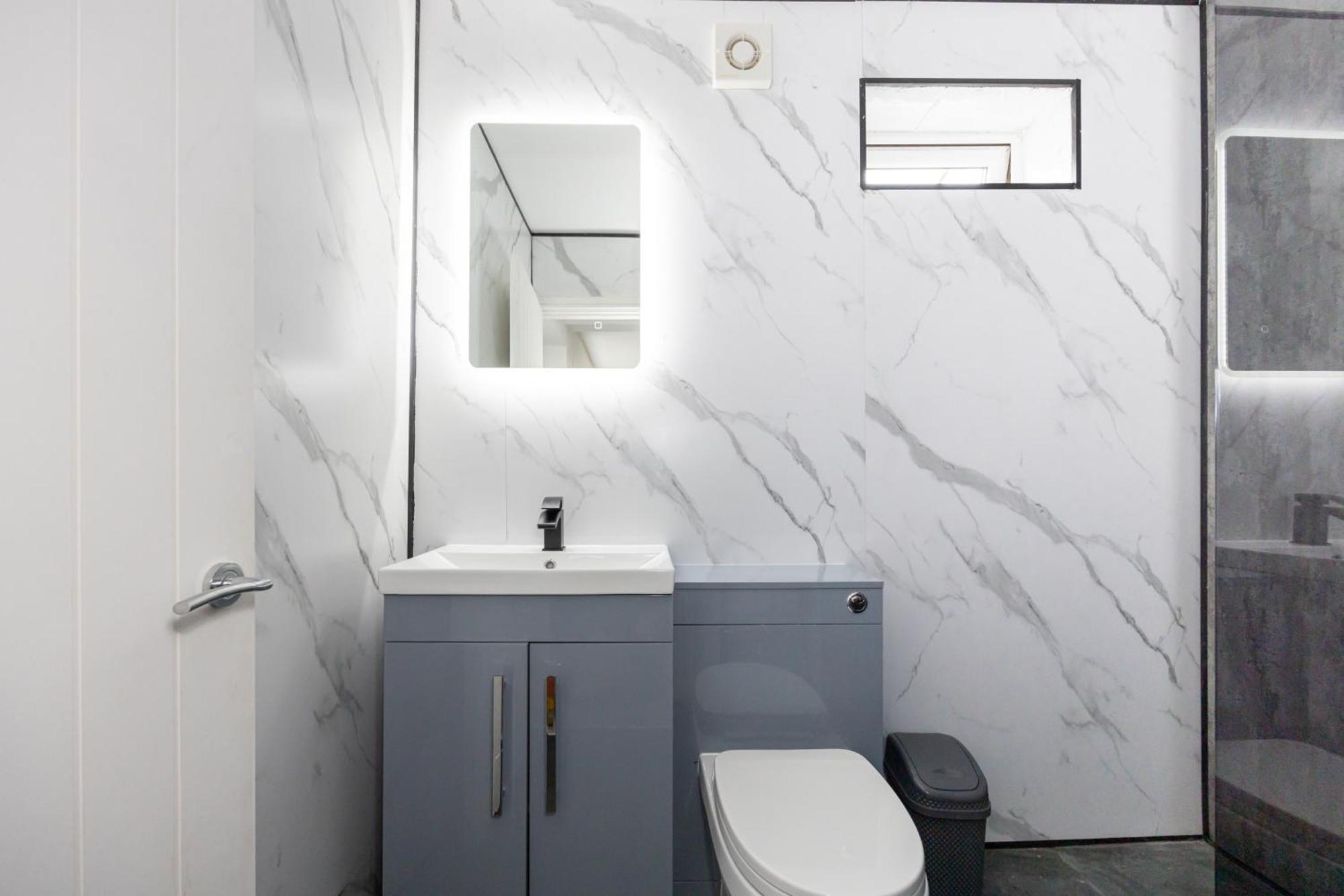 Holiday home Sleek Retreat Modern With Games And Cinema Lounge-sleeps 8 *